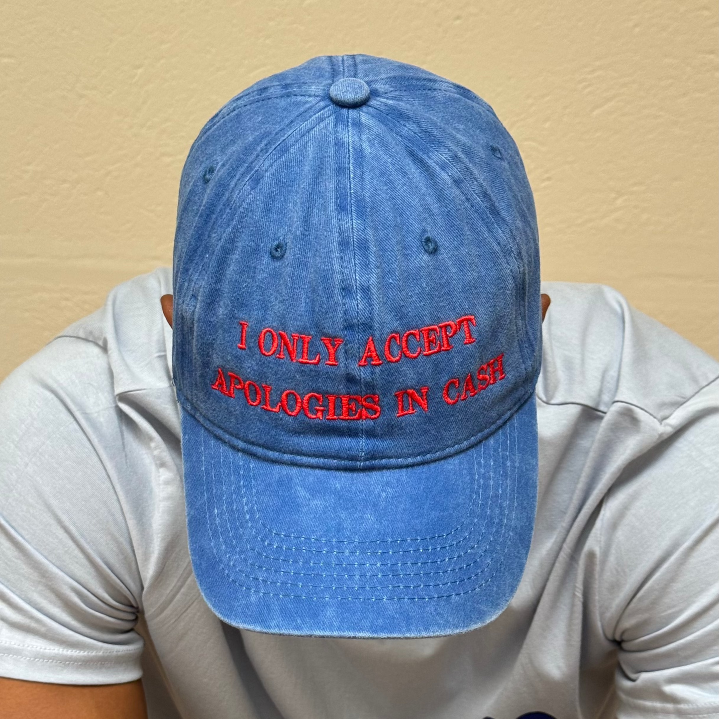 Gorra texto bordado